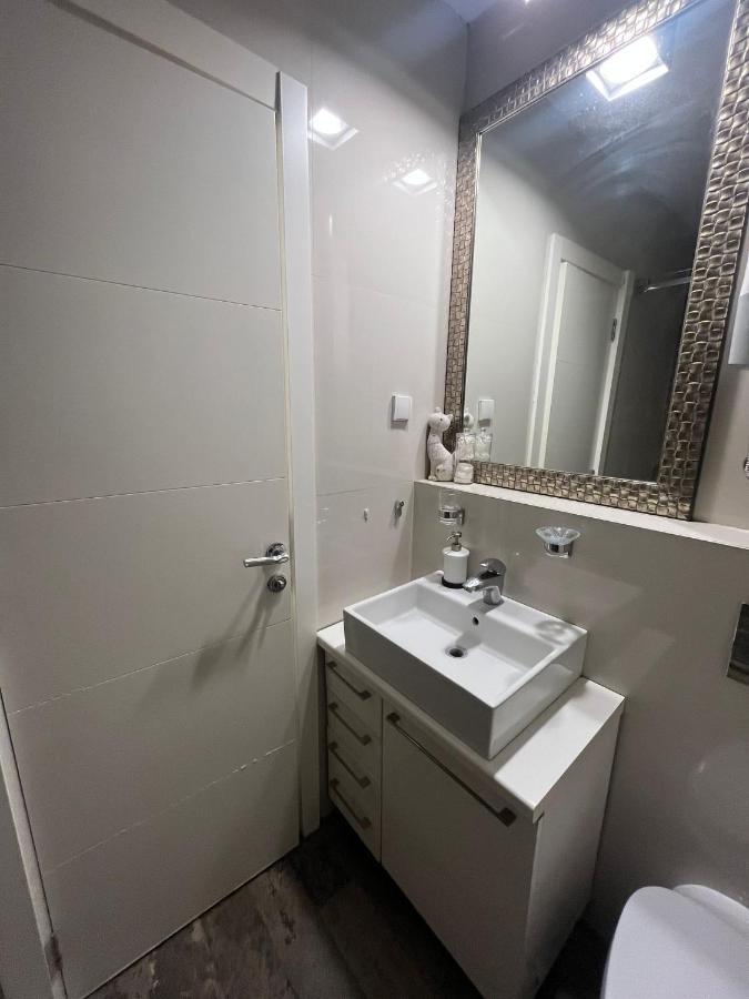 Lägenhet Deluxe Newsky With Terrace Belgrad